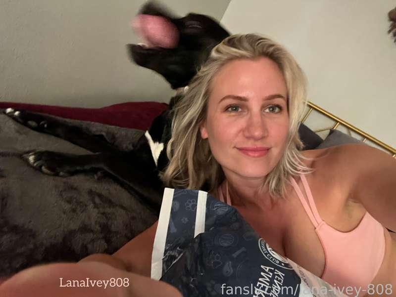 Puppy pee pads: for me or for Dolly? 

(She thinks I’m weird because I pee in the house.)

#pee #piss #blonde #selfie 