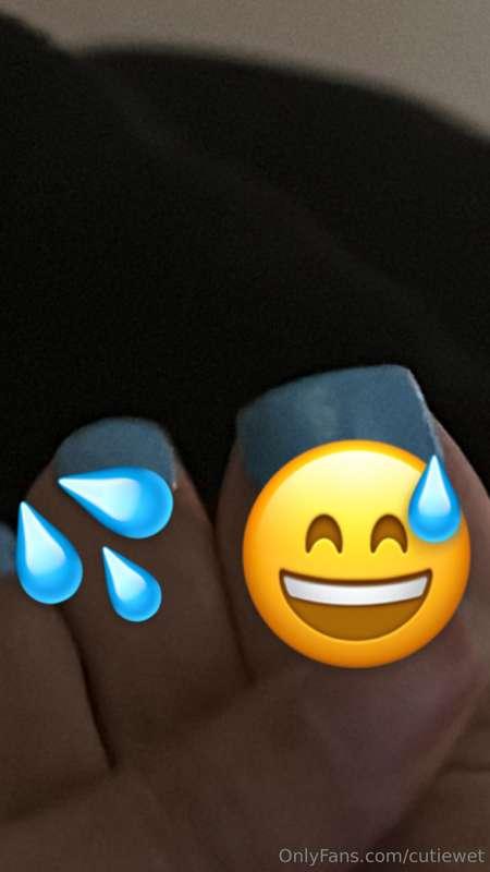 blue toes so cute 🥹