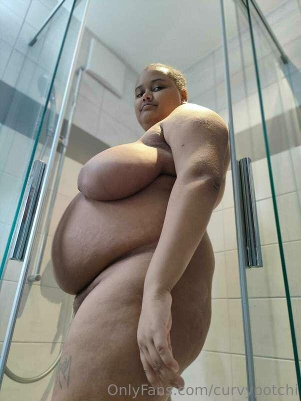Soo my shower is getting kinda small😅 I wonder why😋🐷