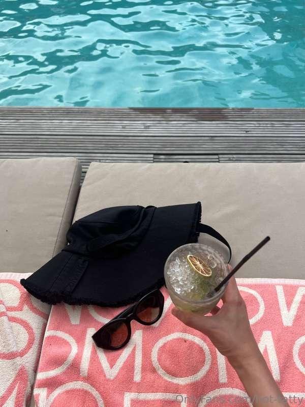 😁Right now it is unbearably hot outside🥵The sun is scorching..