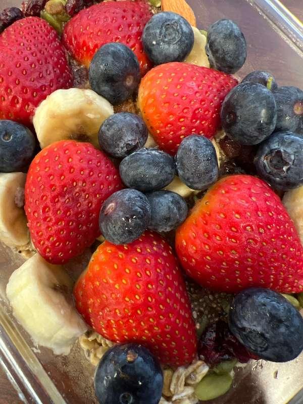 This overnight oats recipe is packed with ingredients that c..