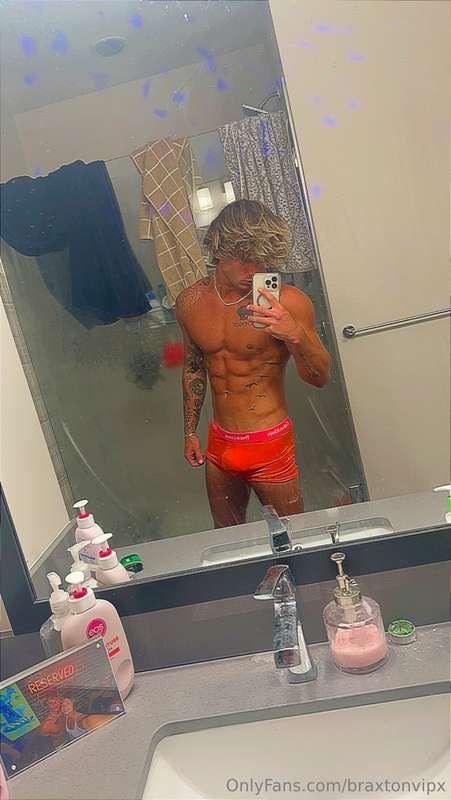 Who wants to get railed by daddy before the shower;)