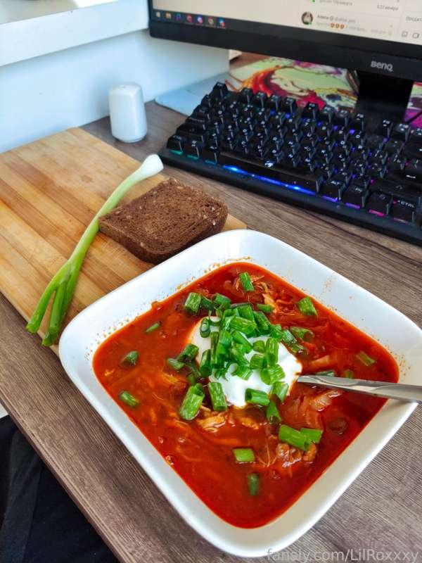 took a pause to enjoy the tastiest soup i cook myself 😋

#food #soup #cooking #curlygirl #teen #student