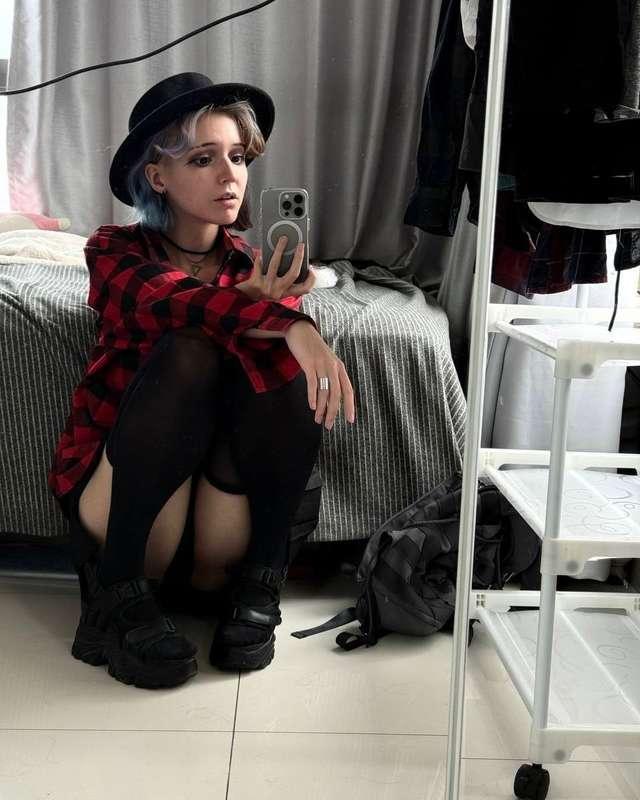outfit of the dayy

#fyp #enby #nonbinary #stockings #altgirl #alternative #grunge #grungegirl #skinny