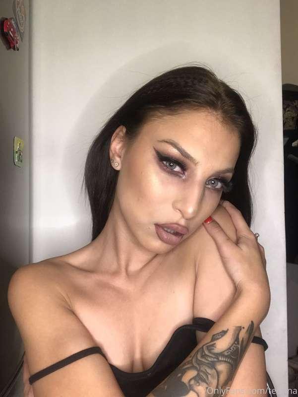 Look into my eyes, do you like it?👁👄💄