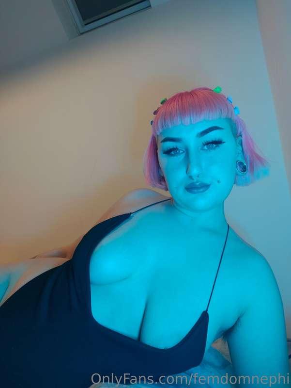 Serving face - I'm so pretty you could cum even to these pic..