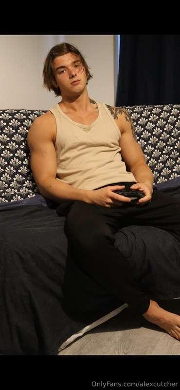 Wanna suck my dick while I play video games?😝
