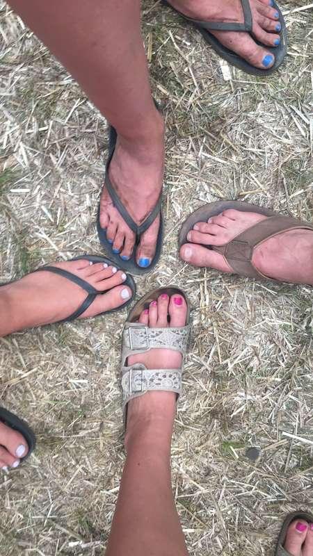 This has you so hard and im just laughing. So many dirty fee..