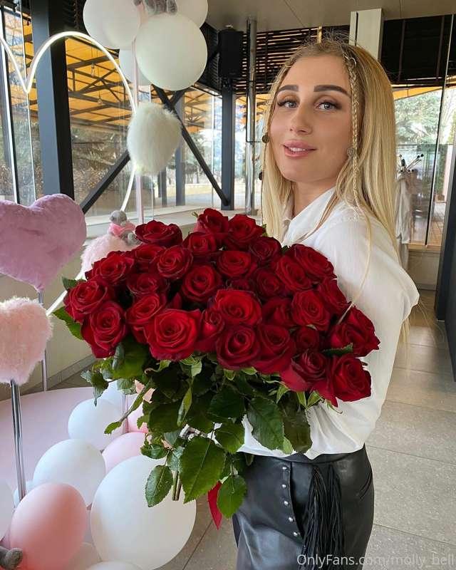 What could be better than red roses and heart-shaped balloon..