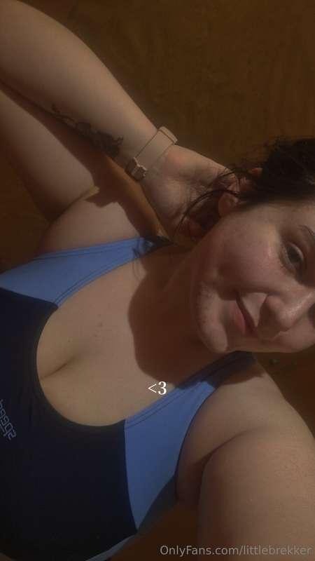 Been enjoying my late visits to the pool recently 🏊‍♀️🍑🥵