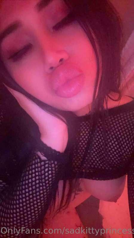 😘😘 Join me in this red room baby 😉