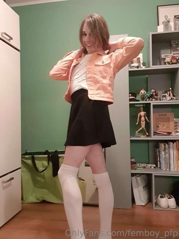 New haircut but same cute girl with a pretty big dick ;3