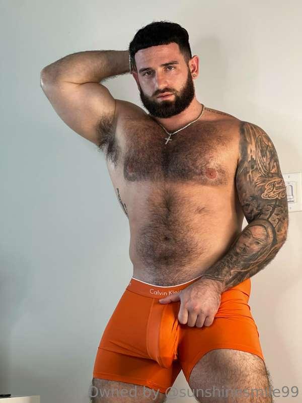 This beefy hairy bear 🐻 is showing EVERYTHING on his page 📄 ..