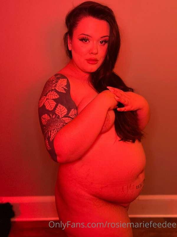 I love how pregnant I look tbh 😍❤️
How would you guys feel a..