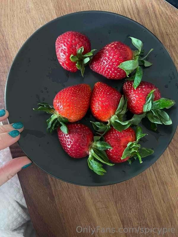 How we will divide these strawberries😈
