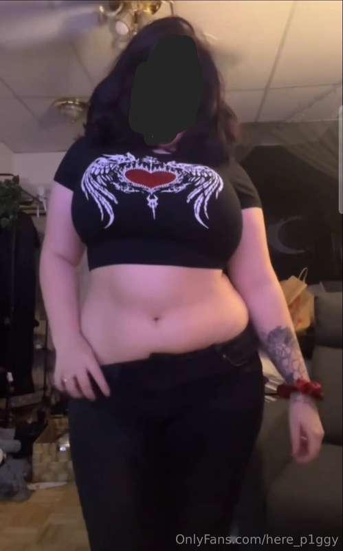 Crop tops and low rise jeans are ment for each other 