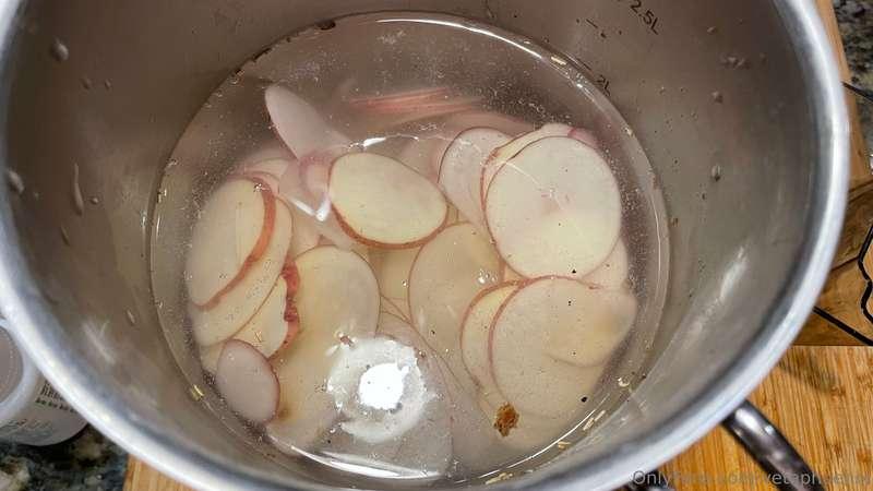 My first attempt at making homemade potato chips 🤦‍♀️ some w..