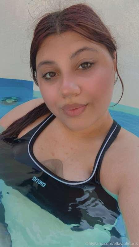 In piscina con le mie🍒 Sblocca per vedere di più!😜 
In the p..