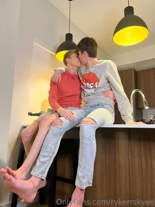 Countertop kissing with this cutie @tylertannerxxx 😘😘