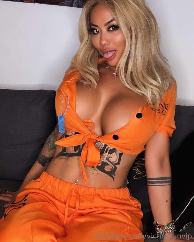 Orange is new black 🧡 want to see the suprise ?if you like I..
