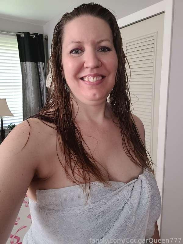 Want to see me drop the towel? Vote for me in the competitions I shared earlier or subscribe. You won't be disappointed! 😘❤️ 
#fyp #cougar #mature #milf #mommy #stepmom #curvy #pawg #bush #towel #shower #wethair #boobs #tits