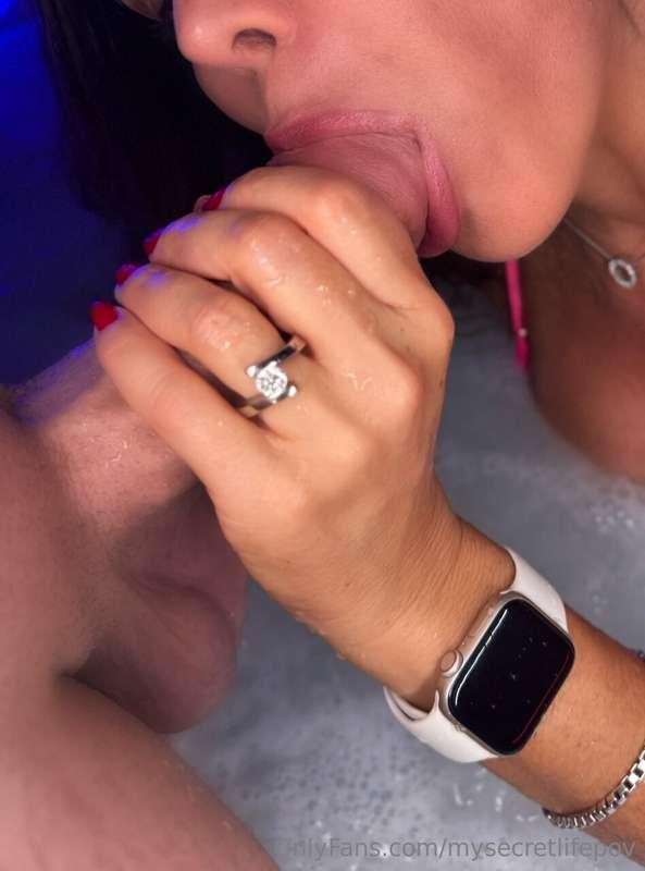 Hotwifes, hot tubs & blow jobs...🤤 @hotwifesonyc