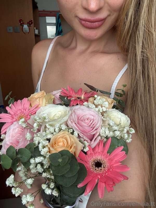I love getting flowers in the morning💐