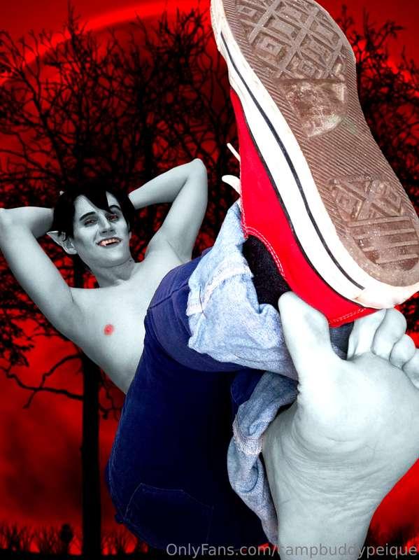 You can take off your shoes. Feel free!  Pode tirar o sapato..