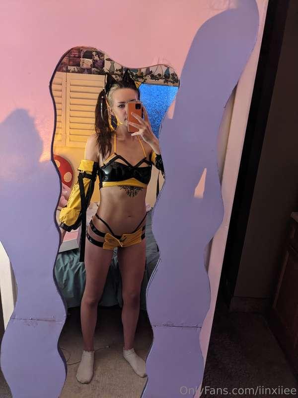 test wear this outfit for bed .. so u can see me dance in it..