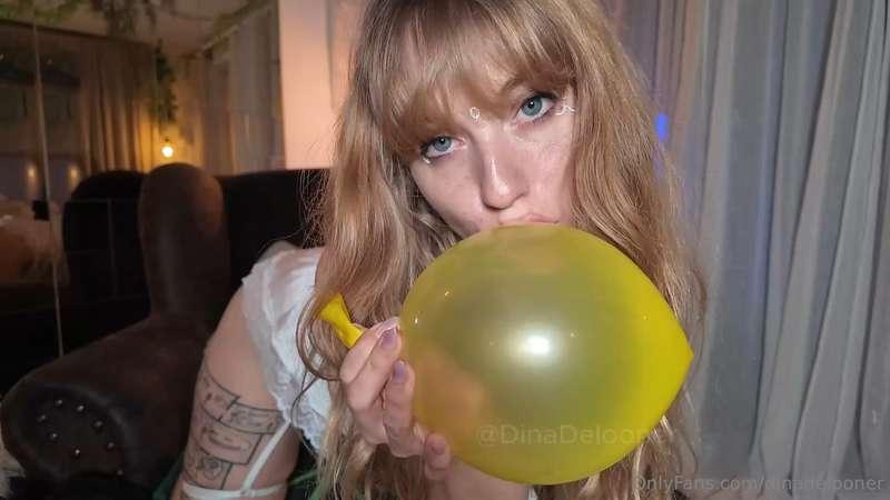 German LoonerGirl I sit2fuck a BB14“  Balloon and squirted o..