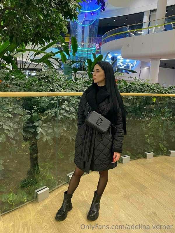 A man came up to me at the mall and told me that girls in bl..