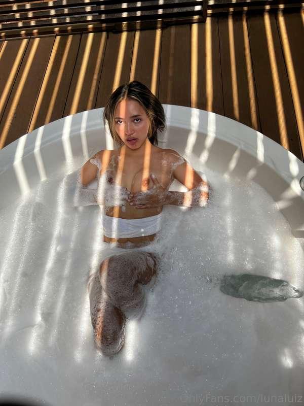 Join me for a hot bubble bath🫧🫧