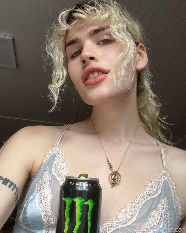first 5 people to guess the size difference between my cock and this can on of monster before i send out the pics comparing them you win a free month 💕