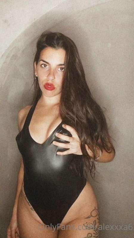 My curves can make your cock drip even without touching it. ..