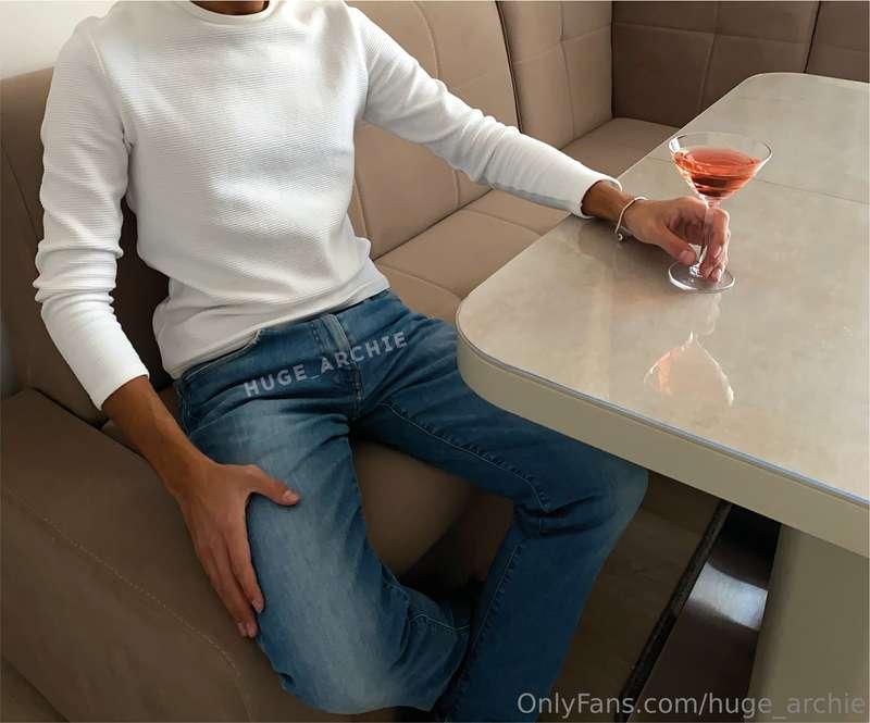 🍆 Ты знаешь своё место. Опускайся под стол, доставай мой елд..