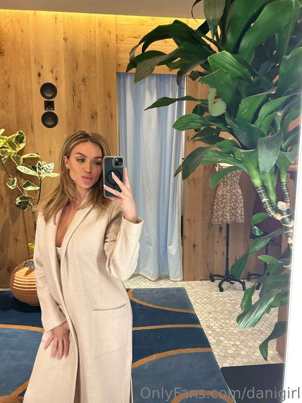 This coat from Aritiza is so cute & comfy! 🤍🌿

How do we fee..