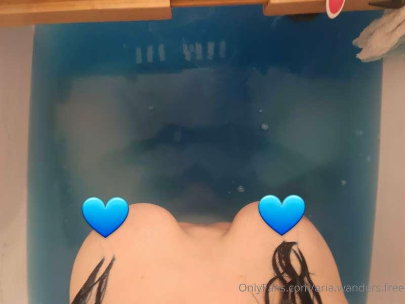 Blue hair = blue bath