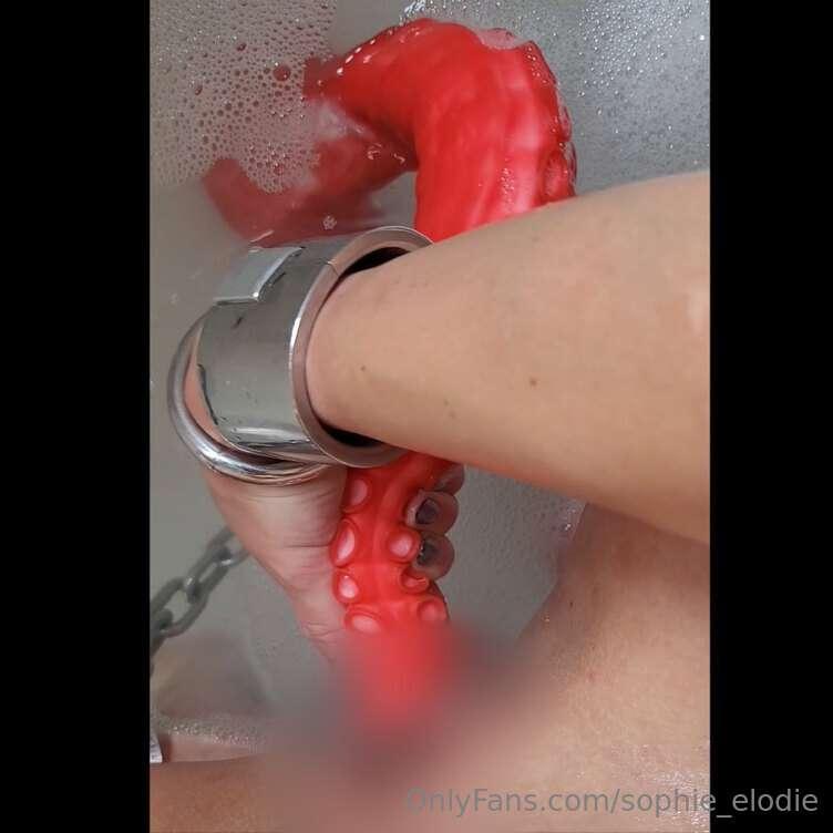 In this video I'm in the bathtub and having fun with my 75cm..