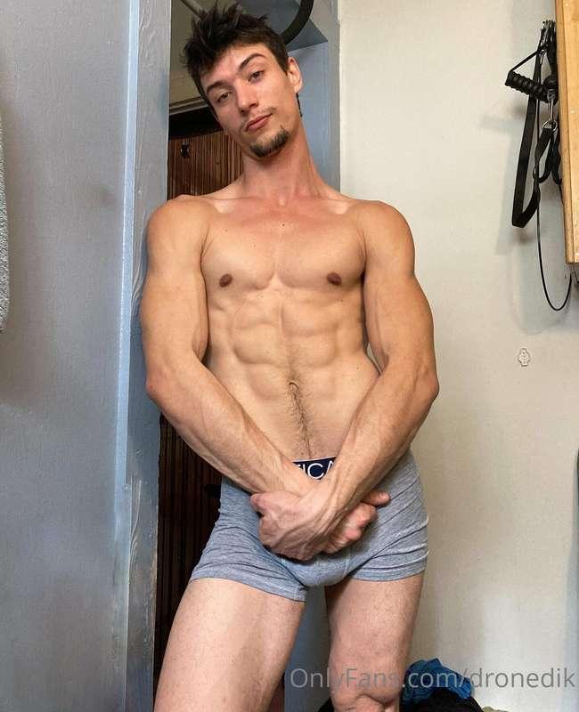 Some flexing pics I took before the gym earlier today 💪💪 gon..