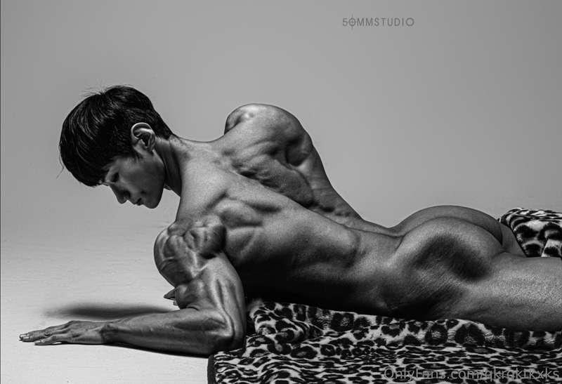 이것도 못올렸던 바디프로필...🥲  This is also a body profile that could n..