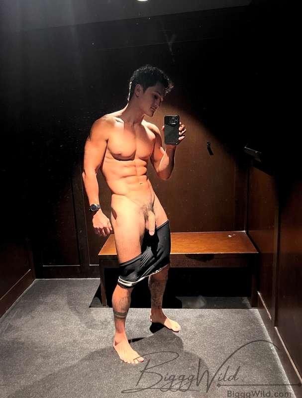 Changing room selfies(NSFW😈)