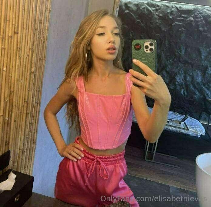@elaina_meow 
Hot Elaina gonna have fun all night today😏 
@e..