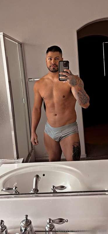 pre-work underwear pic 📸