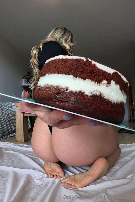 Let’s see how long this red velvet cake lasts 🍰😈