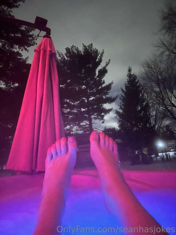 Big white feet 🦶🏼