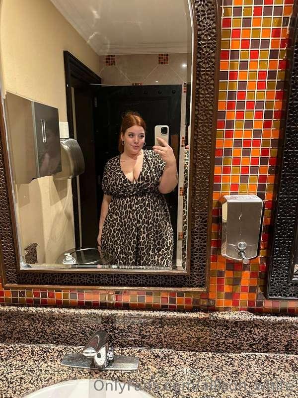i just had to take a selfie in this fancy restaurant bathroo..