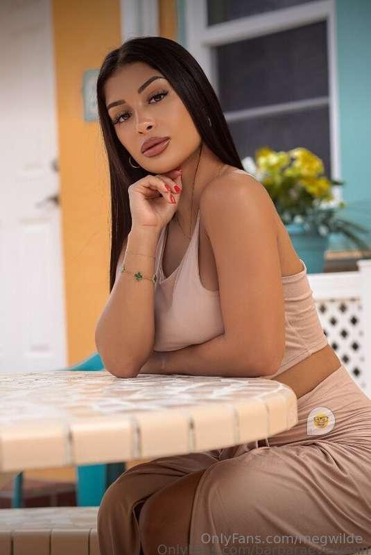 Brazilian bombshell @barbaraevelynnn is here to turn your wh..
