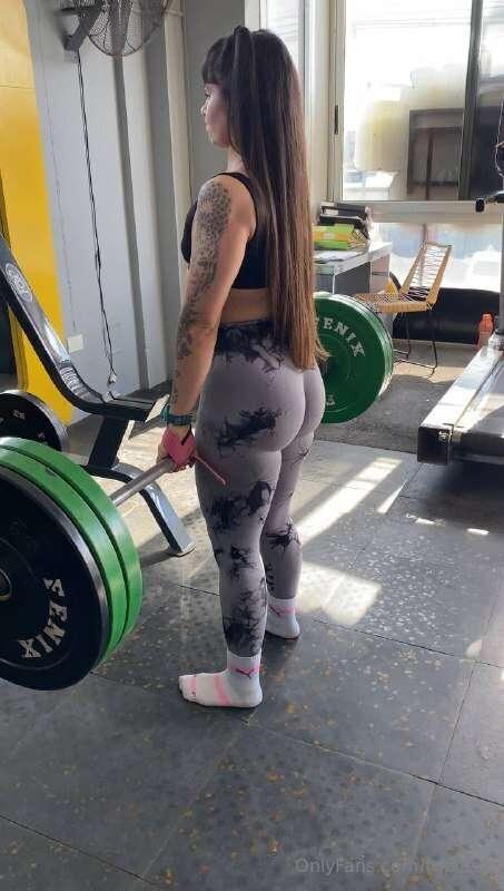 Hey, this is my friend fitness @soyunabebe1 and she wants to..
