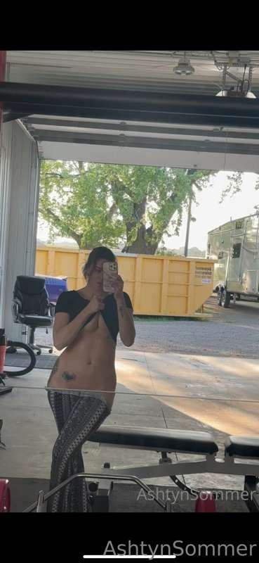 Cum watch me do some squats and show off my bod for you in m..