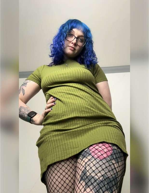 dressed like a blue haired olive 🫒 
